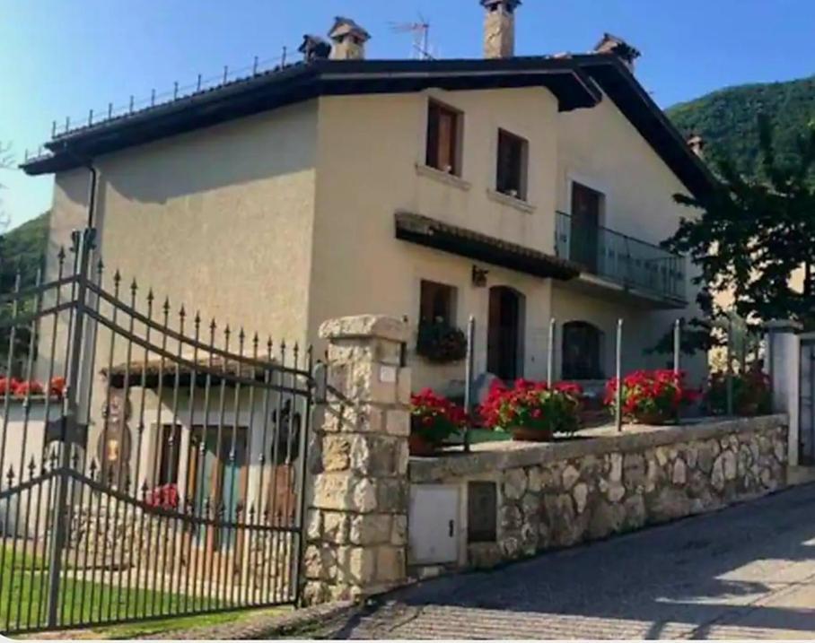 A Due Passi Dai Lupi Βίλα Civitella Alfedena Εξωτερικό φωτογραφία